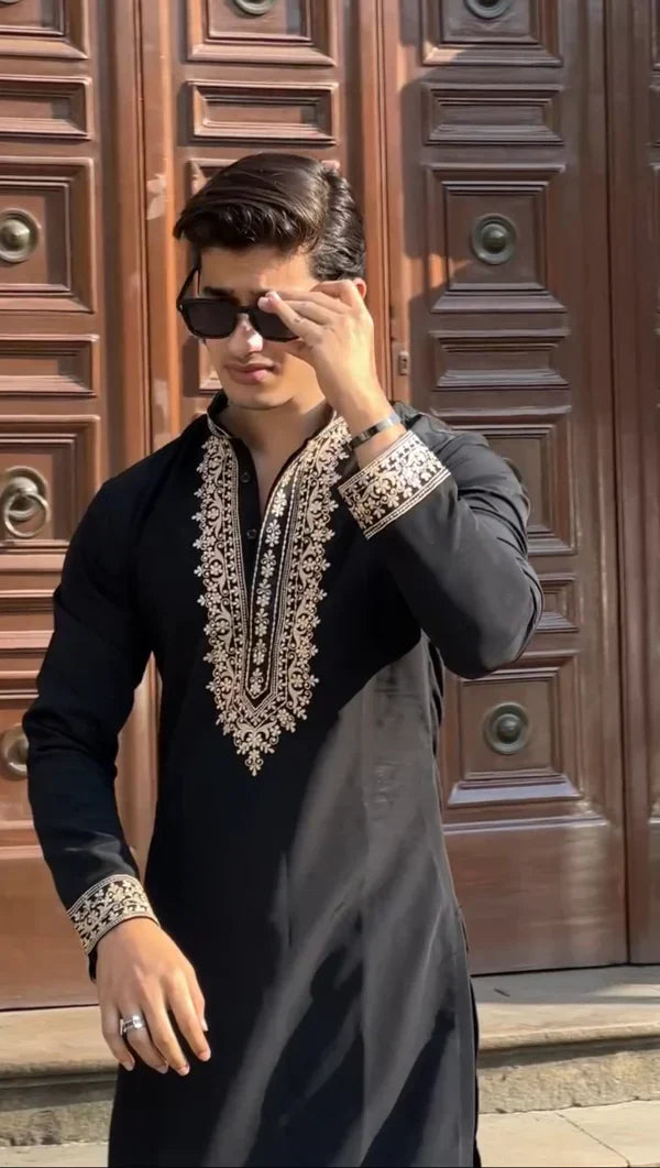 Royal_Black_Embroidered_Kurta_pravohammen