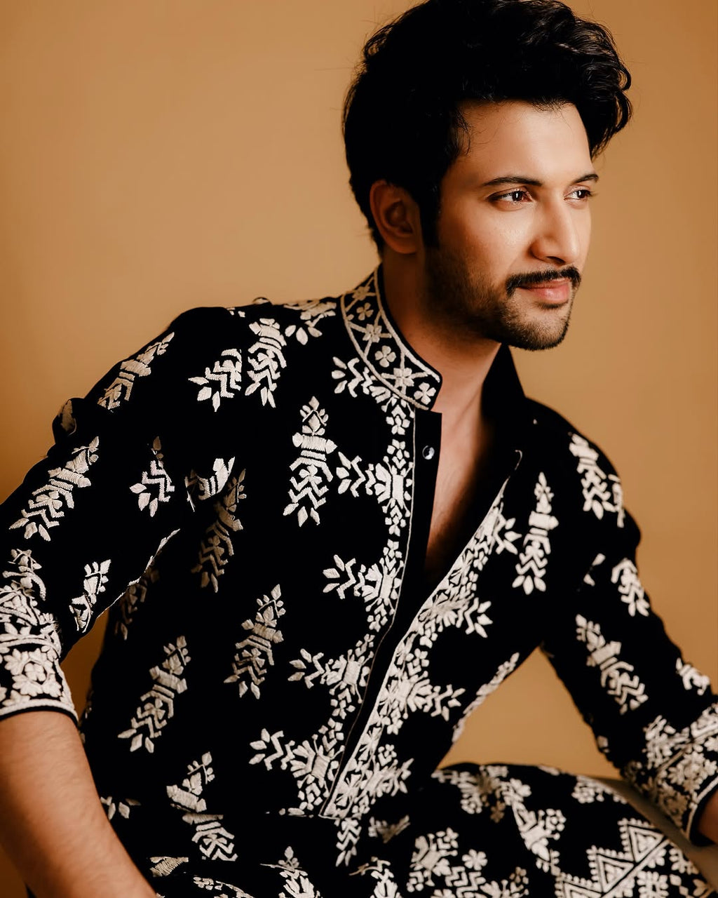 BLACK VELVAT KURTA With WHITE THERD  EMBROIDERY KURTA  PANT SET