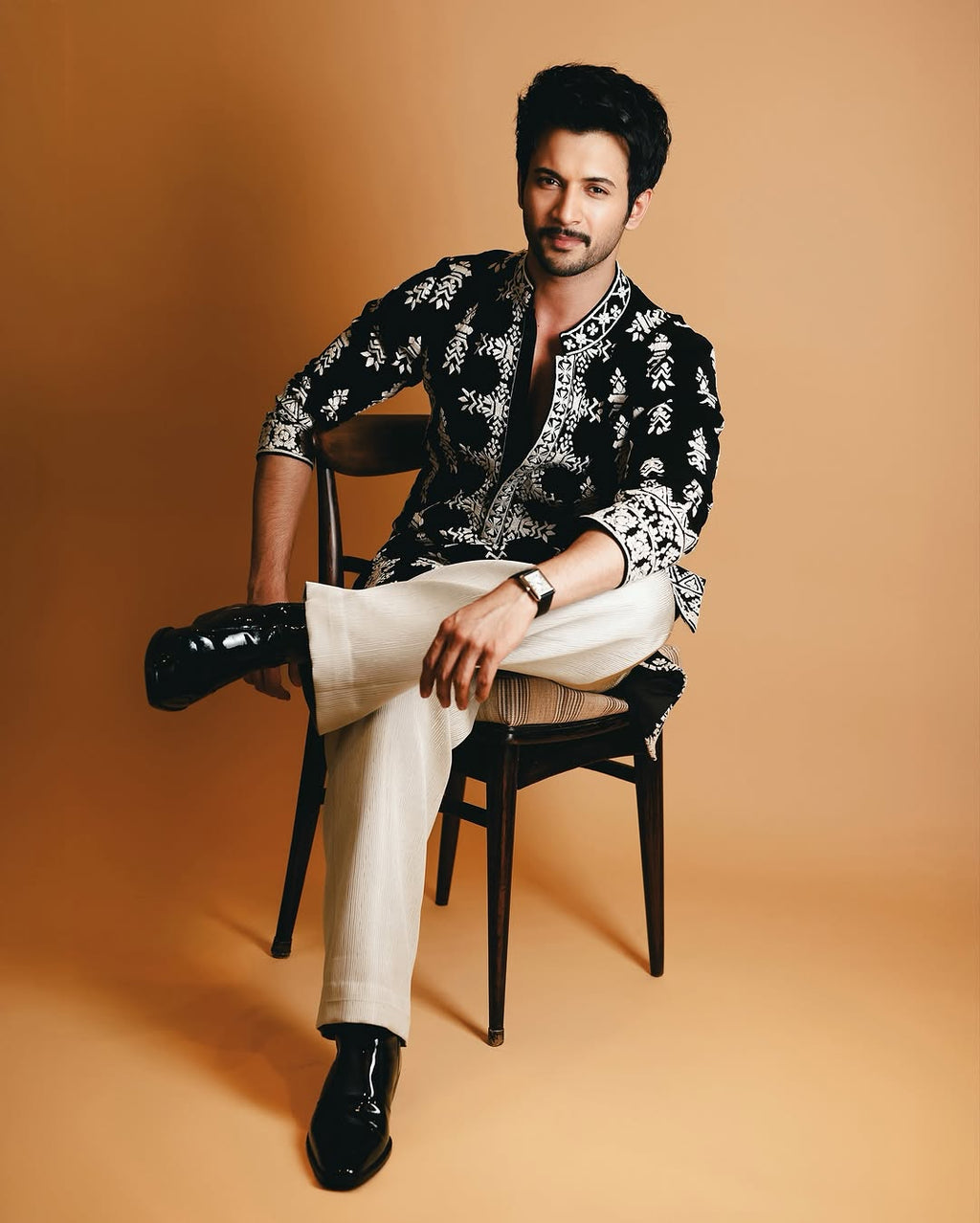 BLACK VELVAT KURTA With WHITE THERD  EMBROIDERY KURTA  PANT SET