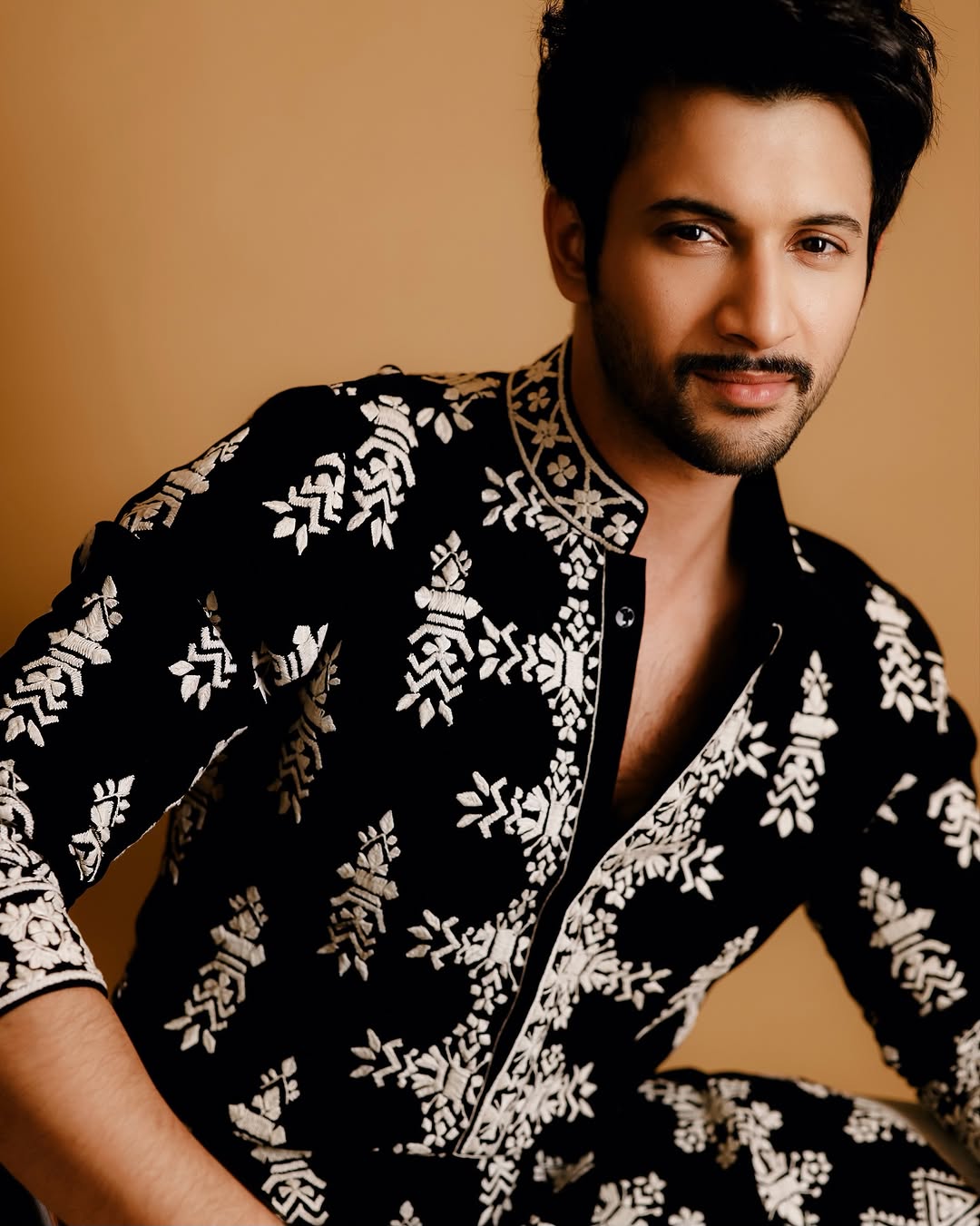 BLACK VELVAT KURTA With WHITE THERD  EMBROIDERY KURTA  PANT SET